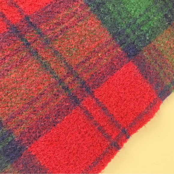 Vintage Begg Of Ayr 100% Wool Scarf Red Green Blue Plaid Fringe Made In Scotland - Picture 9 of 10